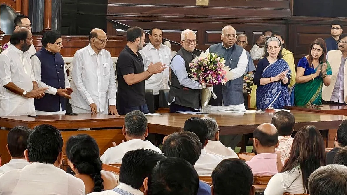 इंडिया गठबंधन ने बी सुदर्शन रेड्डी को किया सम्मानित, खड़गे बोले- लोकतंत्र के लिए जरूरी है उनका जीतना
