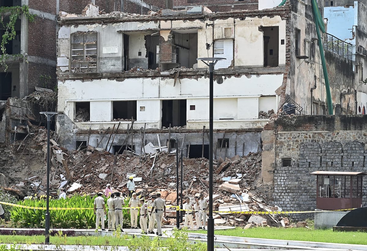 दिल्ली के दरियागंज में तीन मंजिला इमारत ढही, कई लोगों की मौत, इलाके में हड़कंप, रेस्क्यू ऑपरेशन जारी