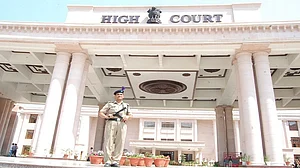 UP: लखनऊ HC का स्कूल मर्जर पर बड़ा आदेश, 1 किमी से कम दूरी और 50 से अधिक बच्चों वाले स्कूलों को राहत