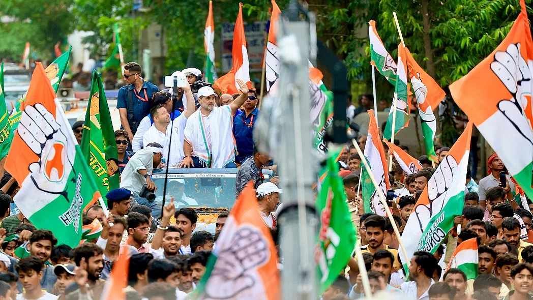 बिहार में वोटर अधिकार यात्रा में उमड़ा जनसैलाब, राहुल बोले- ये क्रांति है मताधिकार चोरी के खिलाफ