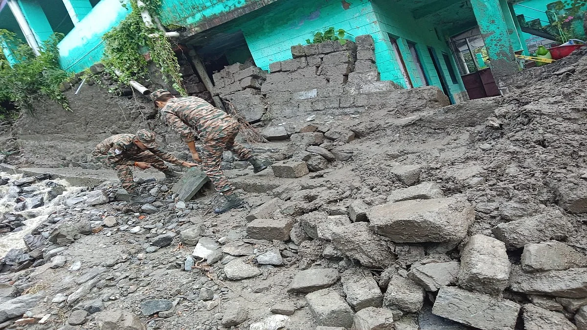 उत्तराखंड के चमोली के थराली में बादल फटने के बाद सेना ने संभाला मोर्चा, चारों तरफ है तबाही का मंजर, देखें तस्वीरें