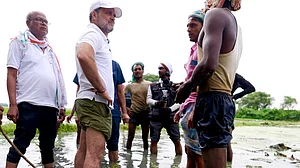 बिहारः राहुल गांधी ने मखाना किसानों का जाना दर्द, बोले- वोट चोर सरकार को न इनकी कदर है, न फिकर