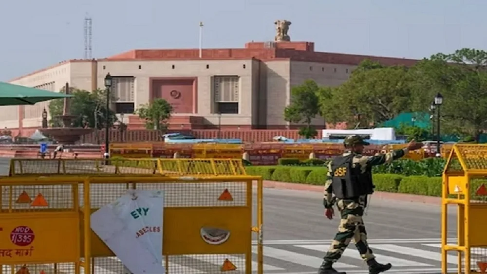 संसद भवन के बाहर से संदिग्ध युवक को हिरासत में लिया गया, एक दिन पहले एक शख्स ने की थी दीवार फांदने की कोशिश
