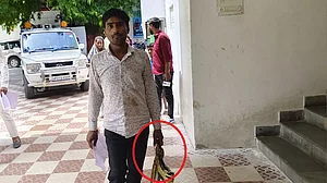 UP: लखीमपुर खीरी में पैसे न मिलने पर अस्पताल ने रोकी डिलीवरी, नवजात की मौत, झोले में शव लेकर DM ऑफिस पहुंचा पिता