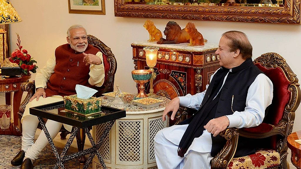 नरेंद्र मोदी ने दिसबंर 2015 में लाहौर जाकर नवाज शरीफ से मुलाकात की थी (फोटो - Getty Images)