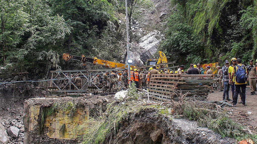 उत्तराखंड में अब ऐसे दृश्य आम हो गए हैं जब भूस्खलन और बादल फटने की घटनाओं के बाद तबाही मच जाती है (फोटो - Getty Images)