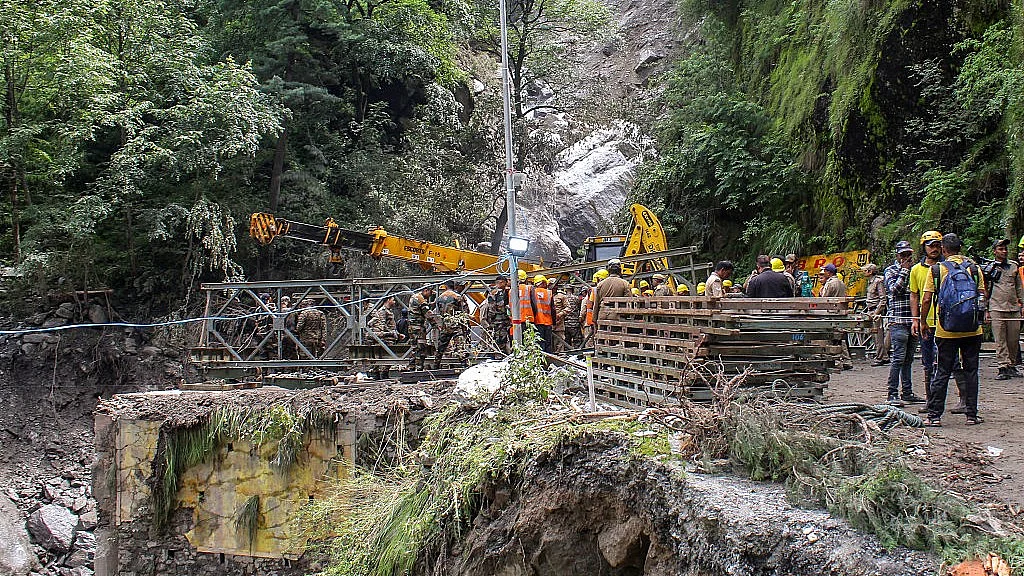 उत्तराखंड में अब ऐसे दृश्य आम हो गए हैं जब भूस्खलन और बादल फटने की घटनाओं के बाद तबाही मच जाती है (फोटो - Getty Images)