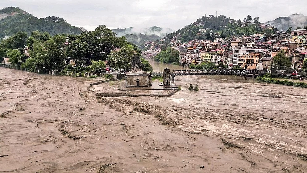 हिमाचल में बारिश-भूस्खलन का कहर, रौद्र रूप में ब्यास नदी, मनाली-लेह हाईवे बहा, कई सड़कें बंद, सीएम ने की अपील