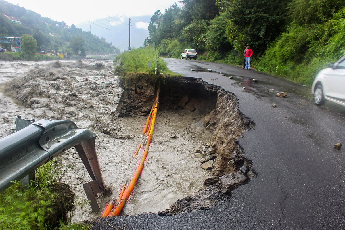 हिमाचल में भारी बारिश का कहर! स्कूल बंद, सैकड़ों सड़कें ठप, CM सुक्खू ने की केंद्र से विशेष पैकेज की मांग