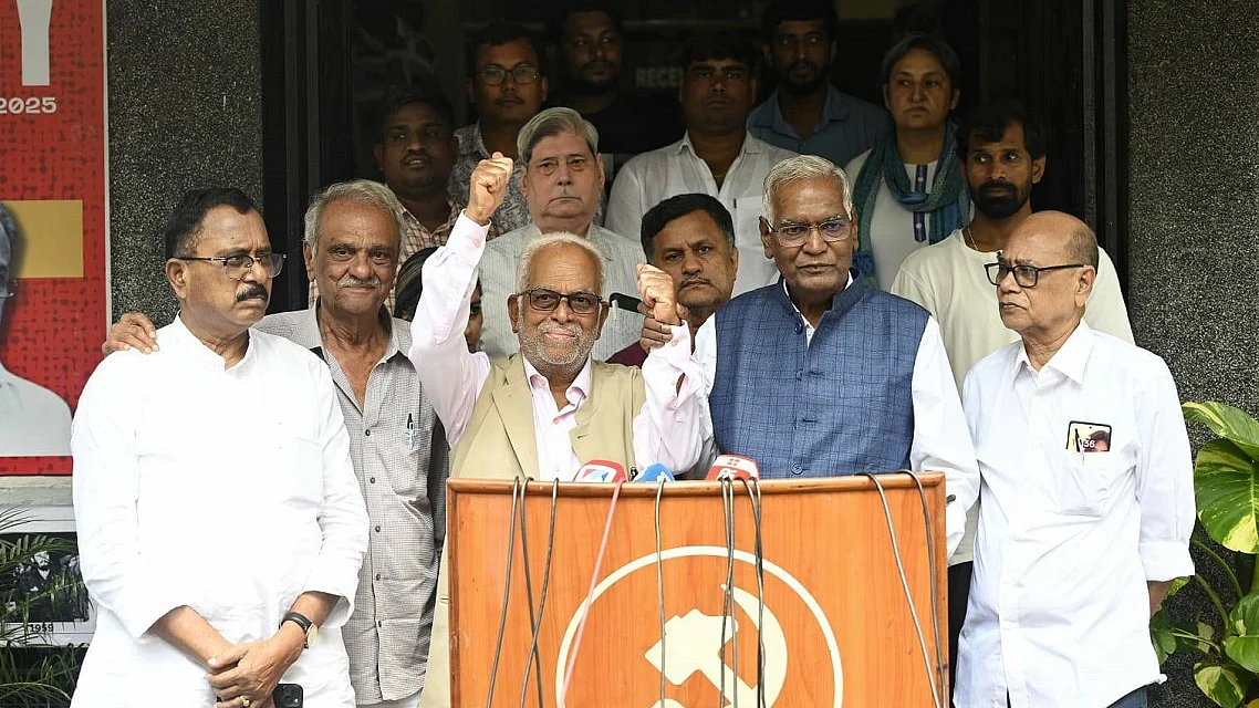 सुदर्शन रेड्डी ने CPI और CPM के नेताओं से मुलाकात की (फोटोः विपिन)