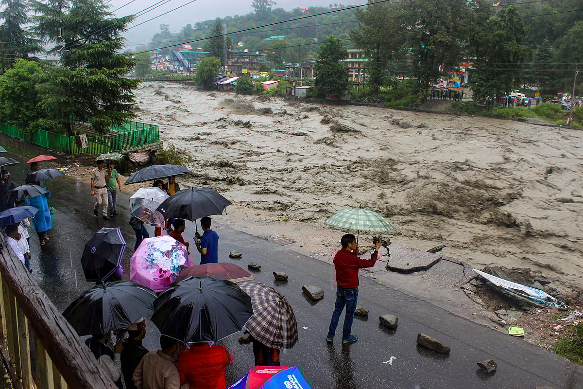 हिमाचल में भारी बारिश का कहर! स्कूल बंद, सैकड़ों सड़कें ठप, CM सुक्खू ने की केंद्र से विशेष पैकेज की मांग