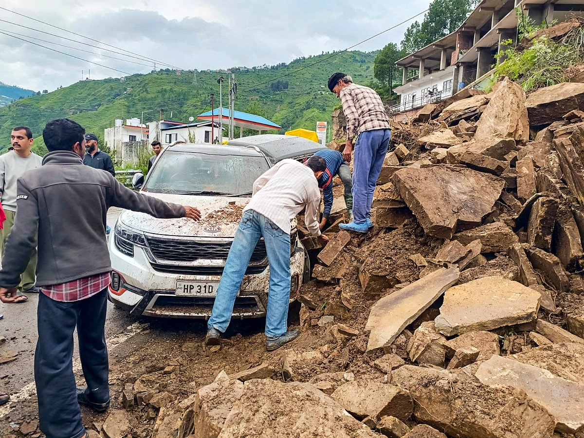 हिमाचल में भारी बारिश का कहर! स्कूल बंद, सैकड़ों सड़कें ठप, CM सुक्खू ने की केंद्र से विशेष पैकेज की मांग