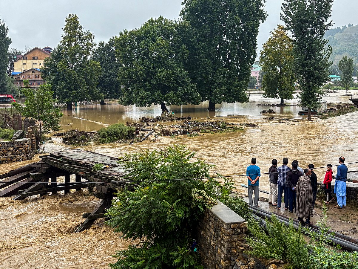 जम्मू-कश्मीर में बाढ़ से हालात भयावह, कई जगहों पर फंसे लोग, ट्रेन रद्द होने से लोग परेशान, स्टेशनों पर लगी भीड़