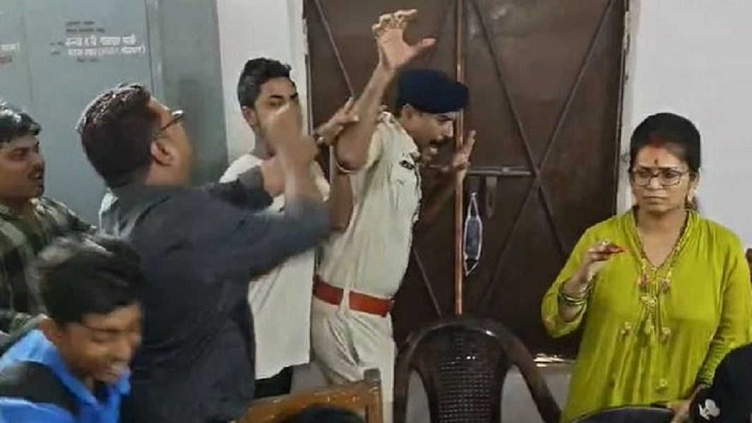 पटना में स्कूल के शौचालय में जली हालत में मिली छात्रा ने दम तोड़ा, परिजनों ने किया हंगामा, पुलिस को पीटा