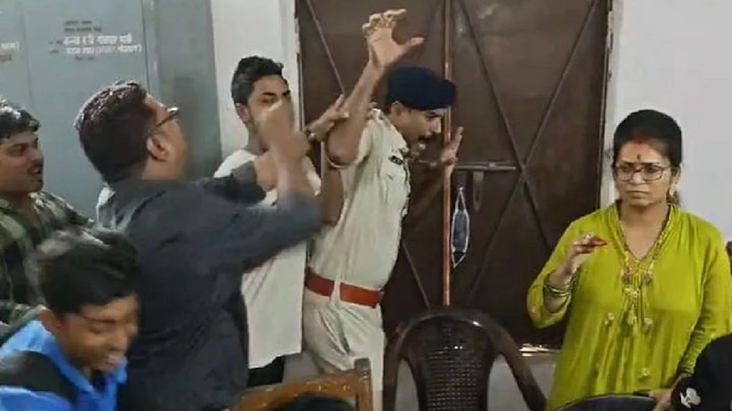 पटना में स्कूल के शौचालय में जली हालत में मिली छात्रा ने दम तोड़ा, परिजनों ने किया हंगामा, पुलिस को पीटा