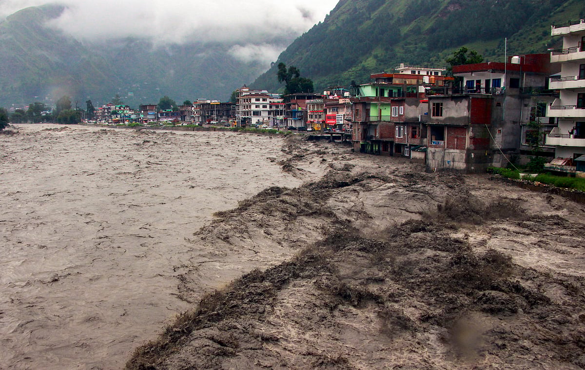 हिमाचल में भारी बारिश का कहर! स्कूल बंद, सैकड़ों सड़कें ठप, CM सुक्खू ने की केंद्र से विशेष पैकेज की मांग