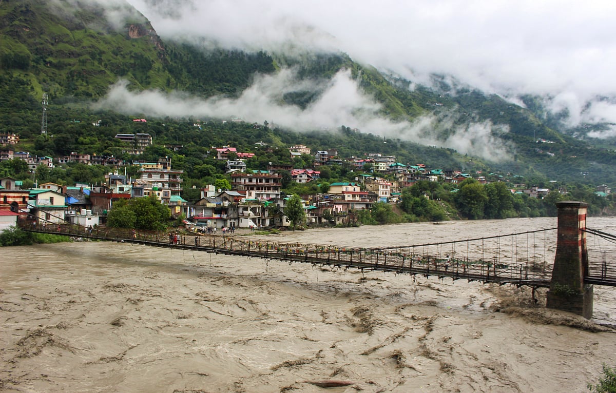हिमाचल में भारी बारिश का कहर! स्कूल बंद, सैकड़ों सड़कें ठप, CM सुक्खू ने की केंद्र से विशेष पैकेज की मांग