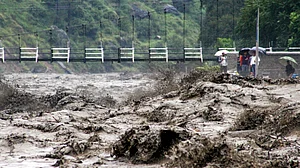 हिमाचल में भारी बारिश का कहर! स्कूल बंद, सैकड़ों सड़कें ठप, CM सुक्खू ने की केंद्र से विशेष पैकेज की मांग