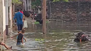 UP: PM मोदी के संसदीय क्षेत्र वाराणसी में बाढ़ से लोग बेहाल, घर छोड़ने को मजबूर, कहा- फिर से बदहाल हुए हालात