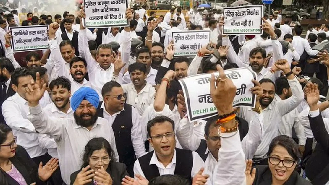 दिल्ली के वकीलों की हड़ताल स्थगित, LG का आदेश टला, गृह मंत्री ने चर्चा तक लागू नहीं करने का दिया आश्वासन