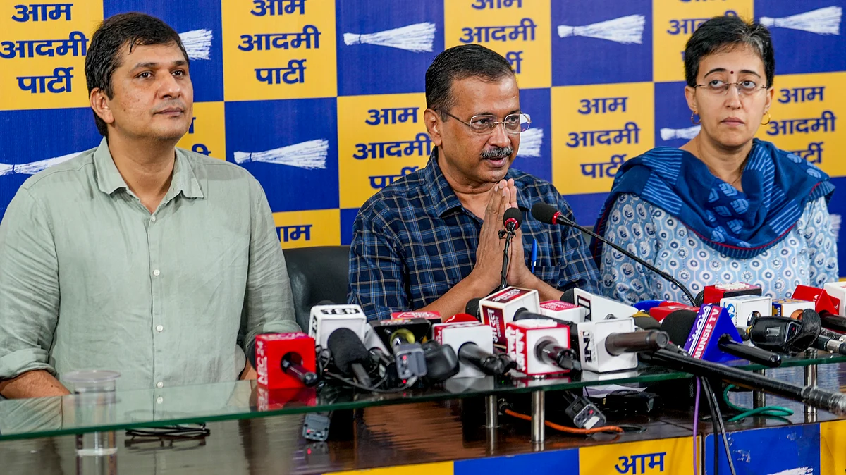 दिल्ली में प्रेस कॉन्फ्रेंस करते हुए अरविंद केजरीवाल और पूर्व सीएम आतिशी