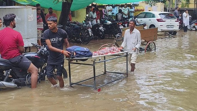 PM मोदी के संसदीय क्षेत्र काशी में बाढ़ का असर: घाटों के बजाय छतों पर हो रहा है शवदाह, 100 लोगों ने छोड़ा घर