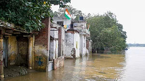दिल्ली एनसीआर में बारिश ने बढ़ाया बाढ़ का खतरा, यमुना का जलस्तर फिर बढ़ा, खेतों और घरों में घुसा पानी