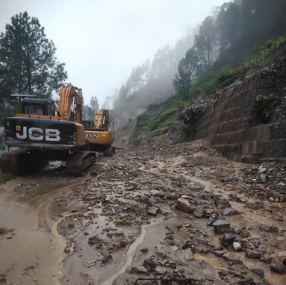 उत्तराखंड के चमोली में बादल फटने के बाद चारों तरफ तबाही का मंजर, सामने आई तस्वीरें, देखें