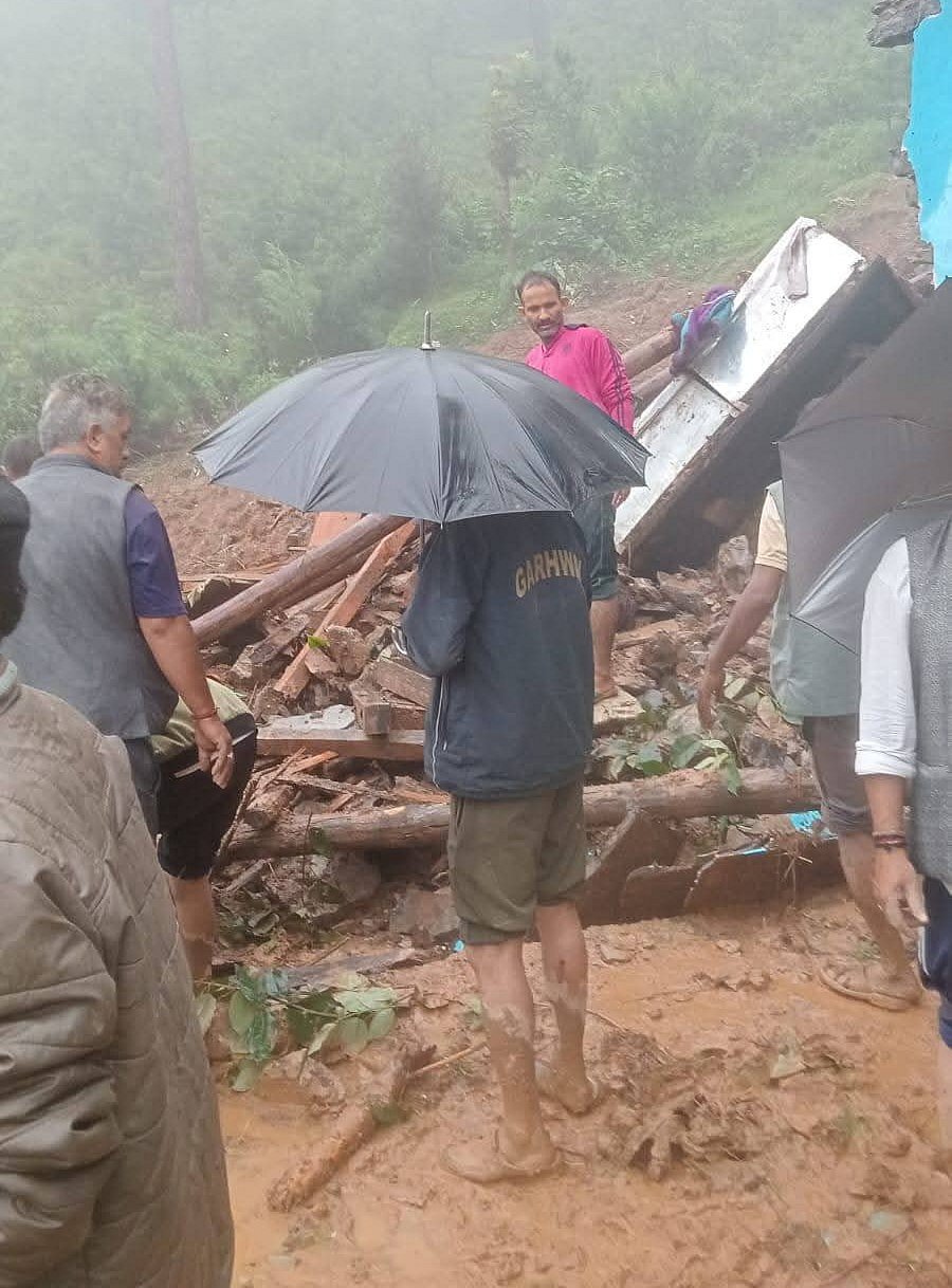उत्तराखंड के चमोली में बादल फटने के बाद चारों तरफ तबाही का मंजर, सामने आई तस्वीरें, देखें