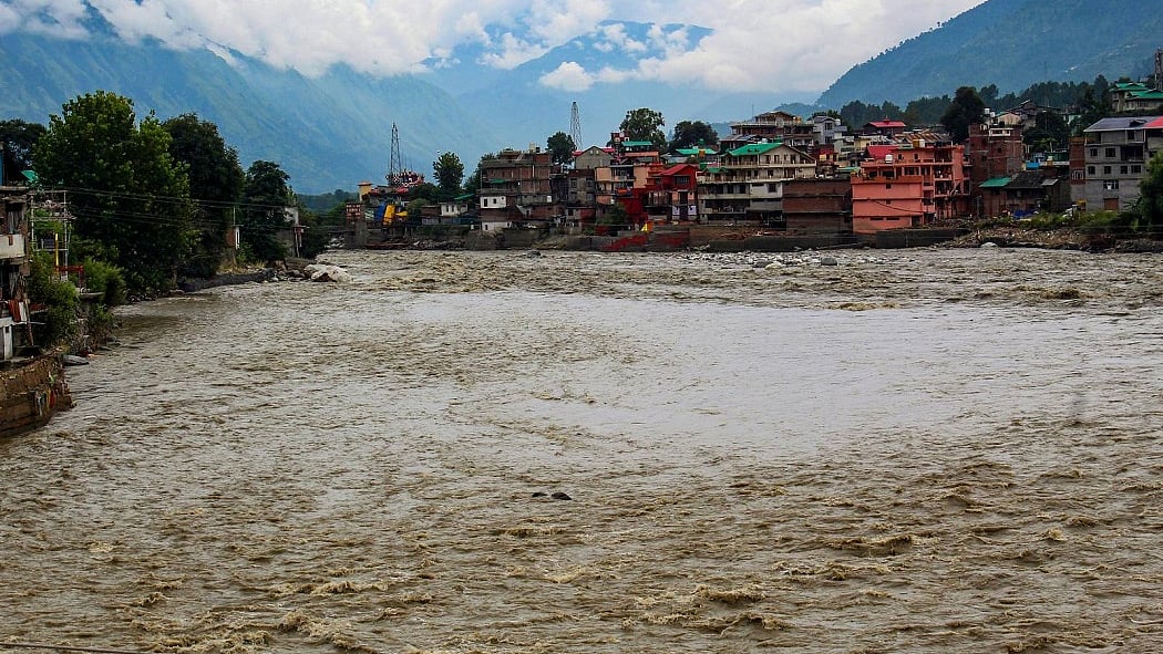 बारिश का कहर: उत्तराखंड में बादल फटने से 5 की मौत, 11 लापता, मनाली का एक हिस्सा नदी में समाया