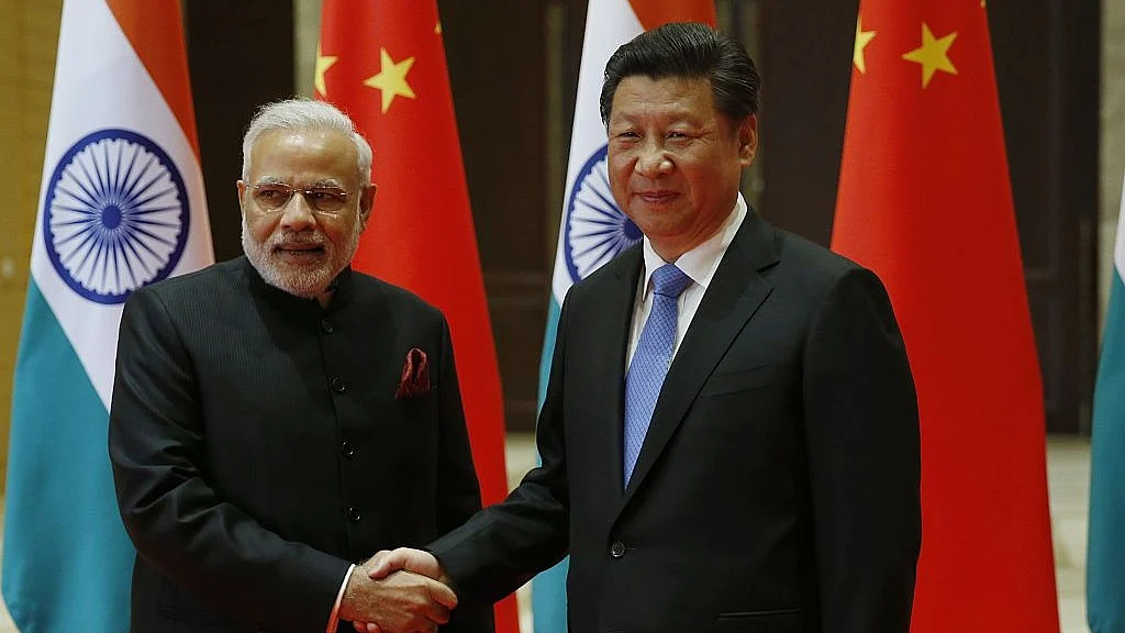 आकार पटेल / काम न आईं झप्पियां, न झूले पर बैठ हुई मुलाकातें...