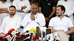 'भ्रष्टाचार के भीष्म पितामह' बन गए हैं नीतीश, तेजस्वी ने CM पर साधा निशाना, खड़गे बोले- मोदी को 'वोट चोरी' की आदत