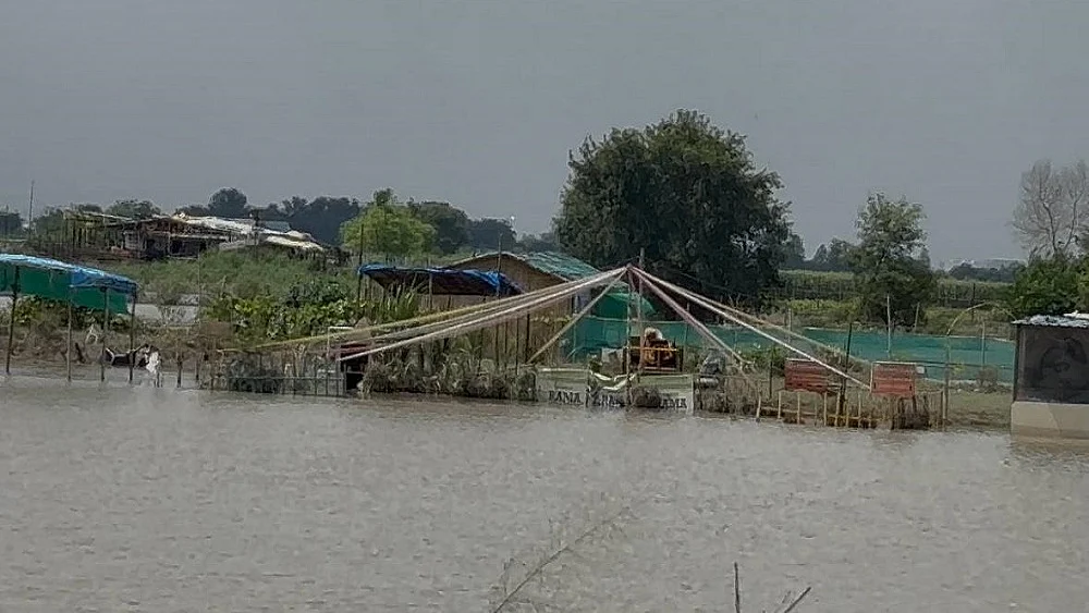 दिल्ली पर बाढ़ का खतरा, लगातार बढ़ रहा यमुना का जलस्तर, डूब क्षेत्र के लोगों को सुरक्षित जगह पर जाने का निर्देश