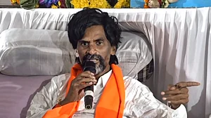 मनोज जरांगे ने दिखाए बगावती तेवर, CM फडणवीस को दी चेतावनी- लाठीचार्ज हुआ तो दिखा देंगे मराठा क्या होते हैं