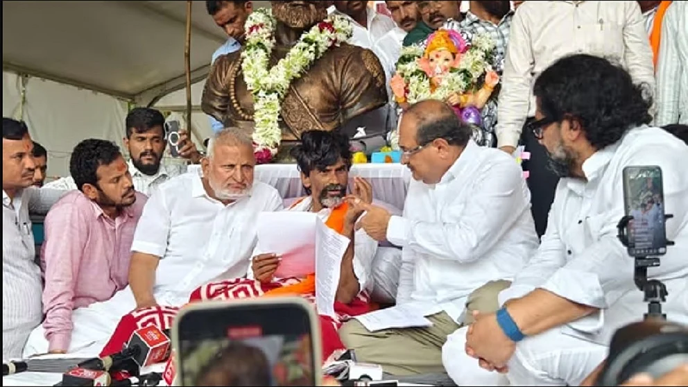 मनोज जरांगे के आगे झुकी महाराष्ट्र सरकार, मराठा आरक्षण देने पर हुई राजी, कुनबी प्रमाण पत्र के लिए बनेगी कमेटी