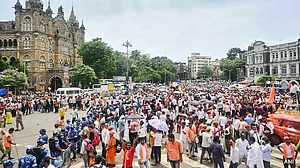 मुंबई: CSMT से हटाए गए मराठा आरक्षण आंदोलनकारी, हाईकोर्ट के आदेश के बाद सुरक्षाबलों ने की कार्रवाई