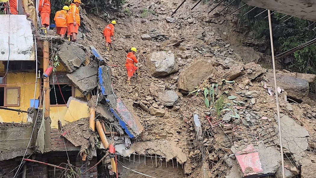 हिमाचल में बारिश का कहर जारी, भूस्खलन से मरने वालों की संख्या 7 हुई, कुल्लू में दो लोग मलबे में दबे, कई सड़कें बंद