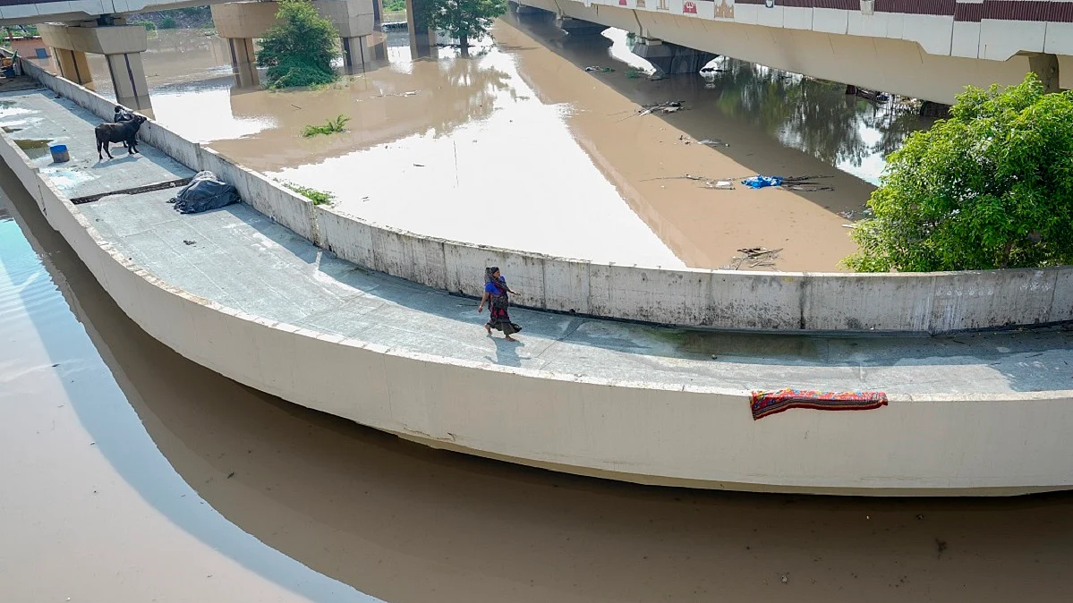 दिल्ली में खतरे के पार यमुना, लगातार बढ़ रहा जलस्तर, लोगों को सुरक्षित स्थान पर पहुंचाने का काम जारी