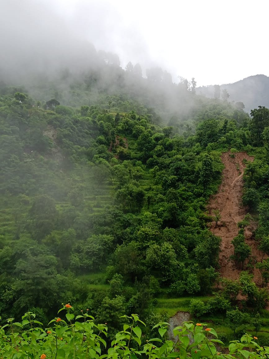 सिंद्रवाणी तल्ली गांव के खेत का हिस्सा धंसा 
