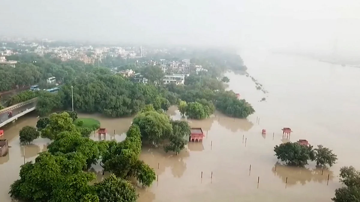 दिल्लीः उफनती यमुना के चलते लोग घरों से कैंप में पहुंचे, तंबू में भी भर गया पानी, स्कूलों में लेनी पड़ी शरण