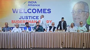 उपराष्ट्रपति चुनावः पटना पहुंचे बी सुदर्शन रेड्डी, कांग्रेस नेताओं के साथ तेजस्वी, सहनी ने किया स्वागत, दिया समर्थन