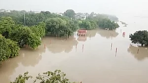 दिल्ली बाढ़ से बेहाल, ISBT बस अड्डा डूबा! चारों तरफ सैलाब का खौफनाक मंजर! देखें वीडियो