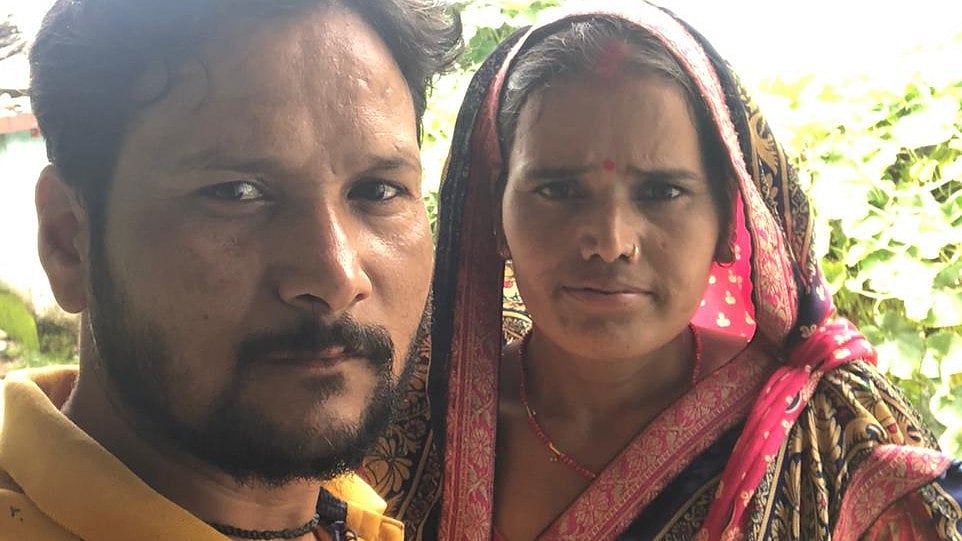 सिंद्रवाणी तल्ली गांव की प्रधान मंजू देवी और प्रधान पति विनोद राणा (फोटो- नवजीवन)