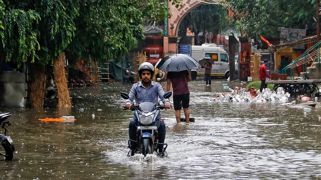 दिल्ली में बाढ़ पर राजनीति! केजरीवाल राहत शिविरों में पहुंचे, जल मंत्री का राजधानी में पानी घुसने से इनकार