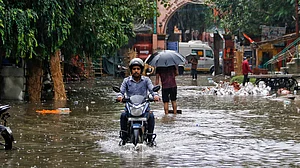 दिल्ली में बाढ़ पर राजनीति! केजरीवाल राहत शिविरों में पहुंचे, जल मंत्री का राजधानी में पानी घुसने से इनकार