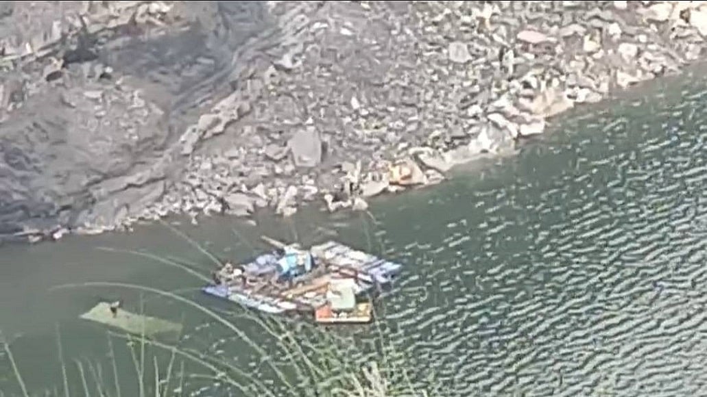 झारखंड के धनबाद में बड़ा हादसा, 6 मजदूरों को लेकर जा रही सर्विस वैन 300 फीट गहरी खाई में गिरी, सभी लापता