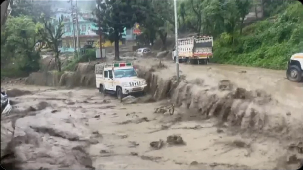 उत्तरकाशी के नौगांव में बादल फटा, रिहायशी इलाकों में बाढ़ आई, भारी नुकसान की आशंका