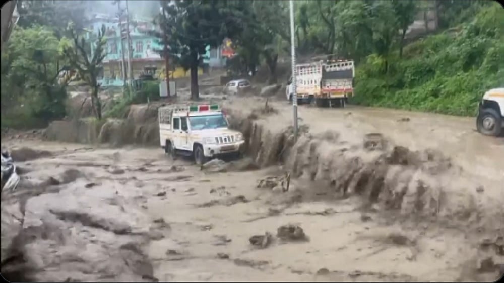 उत्तरकाशी के नौगांव में बादल फटा, रिहायशी इलाकों में बाढ़ आई, भारी नुकसान की आशंका