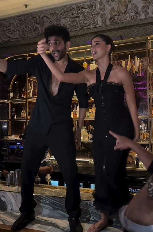 सिनेजीवन: पुरानी यादों के जरिए ऋतिक ने दी राकेश रोशन को जन्मदिन की बधाई और 'धमाल-4' की शूटिंग पूरी