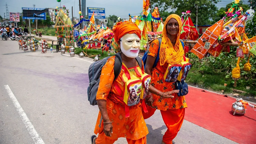 आकार पटेल/ वर्तमान के मलबे को नजरंदाज़ कर संगीत की धुन पर भक्तों को मोहता एक जादूगर